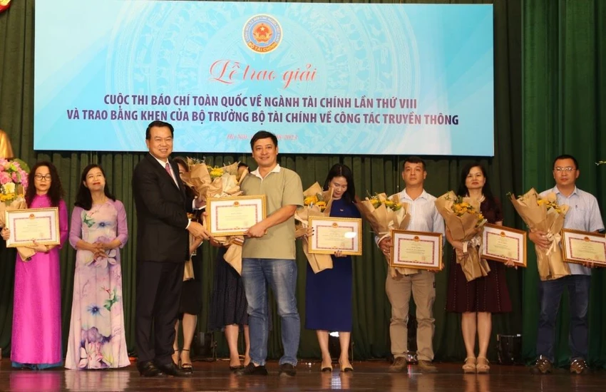 Thứ trưởng Nguyễn Đức Chi trao bằng khen của Bộ trưởng Bộ Tài chính cho báo Pháp Luật TP.HCM vì những đóng góp cho ngành. Ảnh: ĐỨC MINH Thứ trưởng Nguyễn Đức Chi trao bằng khen của Bộ trưởng Bộ Tài chính cho báo Pháp Luật TP.HCM vì những đóng góp cho ngành. Ảnh: ĐỨC MINH