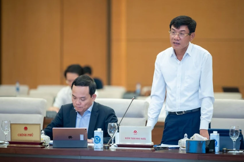 Phó tổng Kiểm toán nhà nước Doãn Anh Thơ trình bày tại phiên họp. Ảnh: QH Phó tổng Kiểm toán nhà nước Doãn Anh Thơ trình bày tại phiên họp. Ảnh: QH