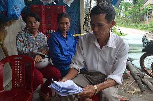 Ông Nguyễn Đăng Hải bên chồng đơn tự thú của người dân Nhĩ Trung. Sáng 7/4, chồng đơn này đã được gửi lên công an huyện Gio Linh chờ xử lý. Ảnh:Quang Hà. a-tu-thu-2-4621-1396860510.jpg