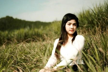 Hoa khôi áo dài Miss ĐH Huế 2012 bên đồng cỏ xanh mát Hoa khôi áo dài Miss ĐH Huế 2012 bên đồng cỏ xanh mát