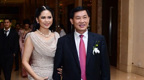 Gia tài đồ cổ giấu kín của bố chồng Hà Tăng
