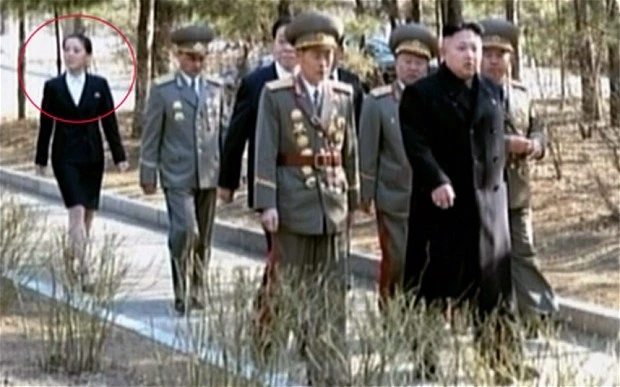 Kim Yo-jong (vòng tròn đỏ) – em gái của chủ tịch Triều Tiên Kim Jong-un là người chịu trách nhiệm kiểm tra và điều phối các địa danh anh trai tới thị sát Kim Yo-jong (vòng tròn đỏ) – em gái của chủ tịch Triều Tiên Kim Jong-un là người chịu trách nhiệm kiểm tra và điều phối các địa danh anh trai tới thị sát