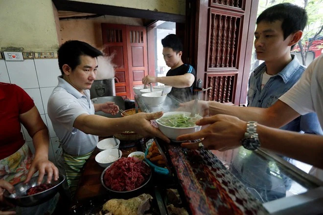 Khách đến đây sau khi xếp hàng mỏi chân sẽ trả tiền trước, chờ và tự bưng bê. Trung bình một bát phở ở đây giá 45.000 đồng. Khách đến đây sau khi xếp hàng mỏi chân sẽ trả tiền trước, chờ và tự bưng bê. Trung bình một bát phở ở đây giá 45.000 đồng.