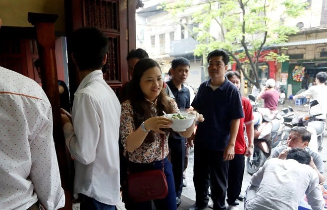 Nhiều người chấp nhận gian khổ để được ăn bát phở ở đây. Có những khi chưa có chỗ trống, khách đành phải bê bát phở nóng đợi khi nào có người khác đứng lên liền chạy tới giành chỗ ngay lập tức. Nhiều người chấp nhận gian khổ để được ăn bát phở ở đây. Có những khi chưa có chỗ trống, khách đành phải bê bát phở nóng đợi khi nào có người khác đứng lên liền chạy tới giành chỗ ngay lập tức.