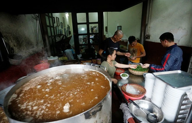 Tại một hàng phở bò tái lăn trên phố Lò Đúc, khách đến ăn sáng nhiều khi khách phải trả tiền trước rồi mới bê bát phở tìm chỗ ngồi. Tại một hàng phở bò tái lăn trên phố Lò Đúc, khách đến ăn sáng nhiều khi khách phải trả tiền trước rồi mới bê bát phở tìm chỗ ngồi.