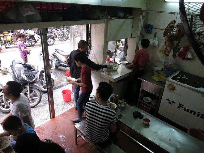 Một quán phở trên phố Hàng Giầy cũng có giá cao 50.000 đồng/bát. Quán có diện tích chưa đầy 10m2. Vào những giờ cao điểm, đông khách, chủ quán còn để ghế ra vỉa hè ngồi Một quán phở trên phố Hàng Giầy cũng có giá cao 50.000 đồng/bát. Quán có diện tích chưa đầy 10m2. Vào những giờ cao điểm, đông khách, chủ quán còn để ghế ra vỉa hè ngồi