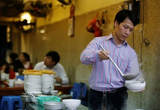 Hàng phở trên phố Hai Bà Trưng từng chỉ bán vỉa hè nhưng giá cao vọt so với các quán phở thông thường. Mới đây, chỗ ngồi của khách đã được chuyển vào trong nhà nhưng rất chật chội. Dù đắt nhưng quán vẫn rất đông. Hàng phở trên phố Hai Bà Trưng từng chỉ bán vỉa hè nhưng giá cao vọt so với các quán phở thông thường. Mới đây, chỗ ngồi của khách đã được chuyển vào trong nhà nhưng rất chật chội. Dù đắt nhưng quán vẫn rất đông.