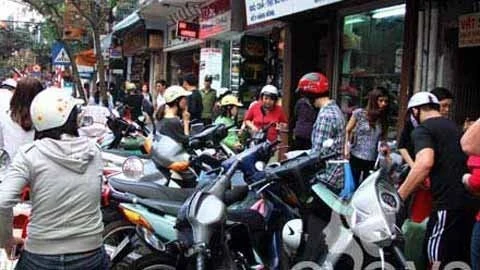 Người - xe chật kín một con phố Người - xe chật kín một con phố