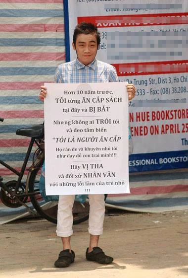Người thanh niên với tấm biển trên tay. 4-1722-1397548732.jpg