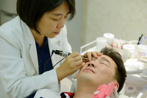 "Ông hoàng” nhạc Việt không ngần ngại chia sẻ thông tin đi “chỉnh tu” nhan sắc để có được vẻ đẹp “không tuổi”. Bà Thanh Hằng, giám đốc Beauty Medi chia sẻ giới nghệ sĩ là người của công chúng, thường xuyên xuất hiện trước đám đông do vậy, với mỗi người chuyên gia về thẩm mỹ phải chọn phương pháp làm đẹp riêng. Nhưng, dù là cách thức nào, công nghệ nào thì yếu tố đẹp tự nhiên vẫn được đặt lên hàng đầu. 'ông hoàng nhạc Việt lại rất thẳng thắn chia sẻ thông tin đi chỉnh tu nhan sắc để có được làn da không tuổi