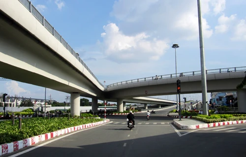 Chủ tịch TP HCM Lê Hoàng Quân yêu cầu các sở ngành và quận huyện phải thực hiện nghiêm chỉnh quy hoạch đã được Thủ tướng phê duyệt. Ảnh:H.C ha-tang-9835-1397467195.jpg