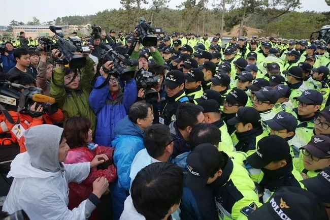 Thân nhân tàu Sewol giận giữ biểu tình, xô xát với cảnh sát ảnh 2 Thân nhân tàu Sewol giận giữ biểu tình, xô xát với cảnh sát ảnh 2