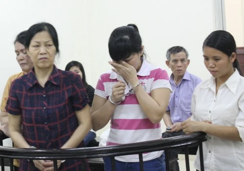 Nhóm buôn ngườitại toà. Ảnh: Việt Dũng. buon-nguoi-4697-1397824288.jpg