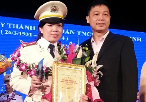 Đại uý Phạm Thị Thuỳ Dương và chồngtrong Lễ tuyên dương 10 gương mặt trẻ công an thủ đô xuất sắc 2013. Ảnh:Việt Dũng. duong-7941-1397934985.jpg