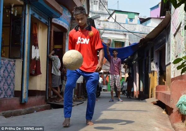 Chàng trai sống ở khu ổ chuột, mẹ là gái mại dâm được MU chiêu mộ ảnh 2