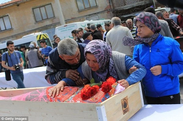 Đám tang tập thể đẫm nước mắt của 282 thợ mỏ thiệt mạng ảnh 7