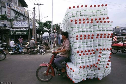 Những kiểu chở hàng chỉ có ở Việt Nam dưới mắt người nước ngoài ảnh 1 - 1