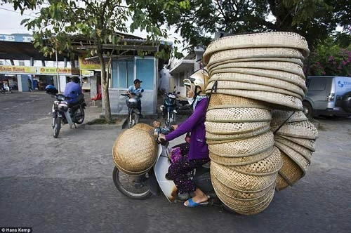 Những kiểu chở hàng chỉ có ở Việt Nam dưới mắt người nước ngoài ảnh 3 - 3