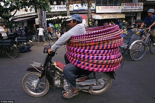 Những kiểu chở hàng chỉ có ở Việt Nam dưới mắt người nước ngoài ảnh 4 - 4
