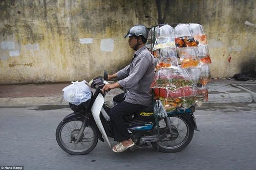 Những kiểu chở hàng chỉ có ở Việt Nam dưới mắt người nước ngoài ảnh 5 - 5