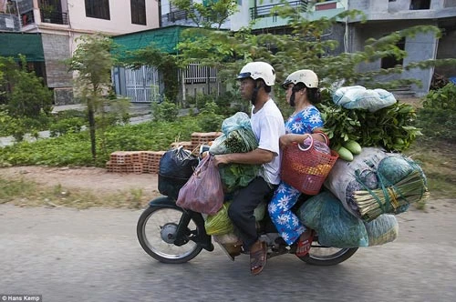 Những kiểu chở hàng chỉ có ở Việt Nam dưới mắt người nước ngoài ảnh 8 - 8
