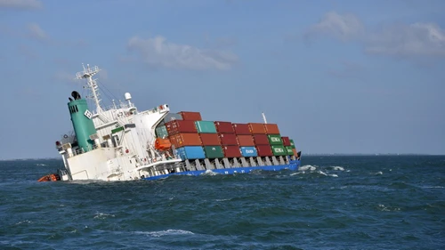 Vũng Tàu: Trục vớt thành công tàu chở hàng trăm container bị chìm ảnh 1 Vũng Tàu: Trục vớt thành công tàu chở hàng trăm container bị chìm ảnh 1