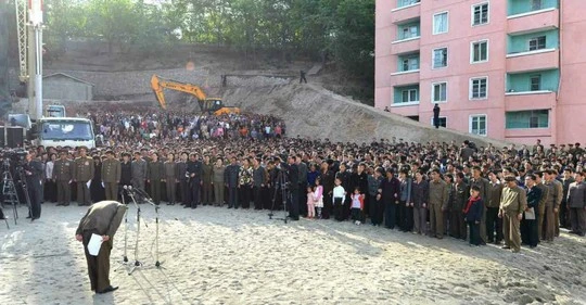 Một quan chức Triều Tiên xin lỗi người dân sau vụ sập chung cư. Ảnh: EPA/Rodong Sinmun Một quan chức Triều Tiên xin lỗi người dân sau vụ sập chung cư. Ảnh: EPA/Rodong Sinmun