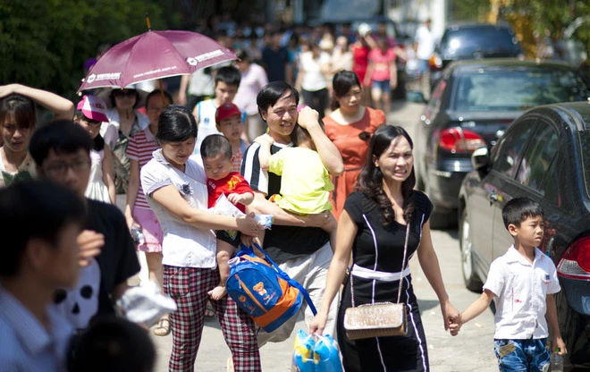 Công viên, rạp xiếc đông nghịt người bất chấp nắng nóng ảnh 3 Công viên, rạp xiếc đông nghịt người bất chấp nắng nóng ảnh 3