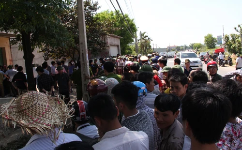 Hàng trăm người dân địa phương kéo đến theo dõi và bàn tán về vụ việc. Ảnh:Lê Hoàng. Hang-tram-nguoi-dan-6833-1401597346.jpg