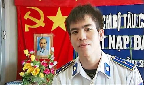 Thiếu úy QNCN Võ Đình Trung trong Lễ kết nạp Đảng tại vùng biển Hoàng Sa.(Ảnh cắt từ phim tư liệu CSB) csb2-6358-1401625602.jpg
