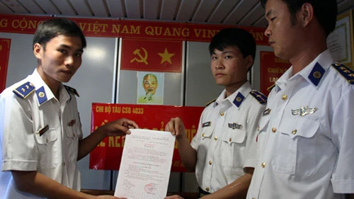 Lễ kết nạp đảng viên cho thiếu úy Bùi Ngọc Long trên tàu CSB 4033. csb3-3482-1401625602.jpg