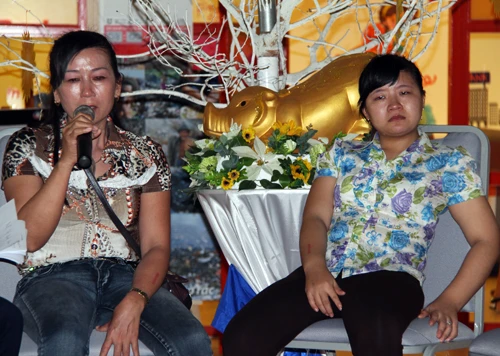 Chị Nguyễn Thị Oanh và con gái Trương Thị Trang tại buổi giao lưu. Ảnh:Hữu Công giao-luu-4960-1401612716.jpg