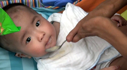 Ước mơ lớn nhất của cặp vợ chồng Mão - Tú là con trai được khỏe mạnh, khôn lớn thành người. vo-chong-khuyet-tat-Mao-Tu-1523-14015053