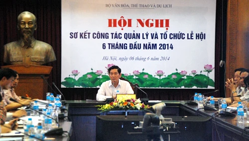 Thứ trưởng Bộ Văn hóa Thể thao và Du lịchHuỳnh Vĩnh Ái đánh giá, mùa lễ hội 6 tháng đầu năm 2014 đã thành công, những hạn chế của các mùa lễ hội trước đã giảm. Ảnh:Quỳnh Trang. so-ket-cong-tac-to-chuc-le-hoi-9127-1402