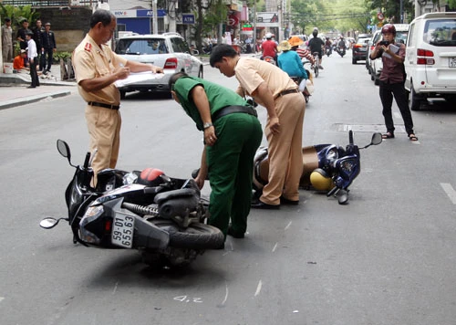 Hai trong 4 xe máy bị ôtô đâm ngã. Ảnh:An Nhơn Hai trong 4 xe máy bị ô tô đâm ngã. Ảnh: An Nhơn