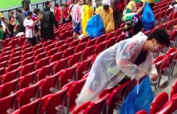 World Cup 2014: dân mạng ngưỡng mộ hành động nhặt rác của CĐV Nhật ảnh 3 World Cup 2014: Ngưỡng mộ hành động làm sạch sân vận động của CĐV Nhật 1