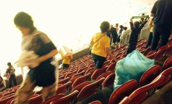 World Cup 2014: dân mạng ngưỡng mộ hành động nhặt rác của CĐV Nhật ảnh 2 World Cup 2014: Ngưỡng mộ hành động làm sạch sân vận động của CĐV Nhật 1