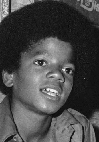 Năm 1972, Michael Jackson là thành viên nhỏ tuổi nhất của nhóm nhạcJackson 5. "Ông vua nhạc Pop" khi ấy chưa dậy thì với gương mặt cólàn da nâu đen đặc trưng. Jackson-1-8133-1403669510.jpg