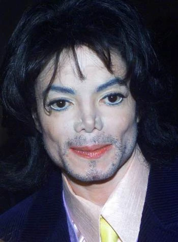 Bác sĩ Steven Laughlin, người đảm nhận phẫu thuật cho Michael Jackson cho đến cuối những năm 1990 thừa nhận với kênhABC Newsrằng, dù Michael rất hài lòngvới khuôn mặt của mình, anh vẫn muốnchỉnh sửa nhiều hơn. Jackson-10-9268-1403669511.jpg