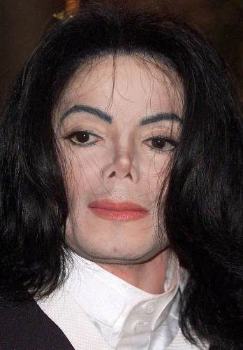 Vào năm 2001, gương mặt Michael Jackson thay đổi đến mức khó nhận ra. Jackson-11-5468-1403669511.jpg