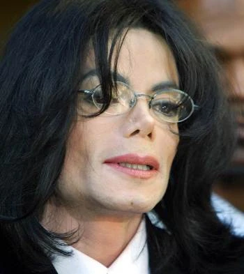 Trước nhiều lời đồn đoán về việc phẫu thuật thẩm mỹ, Michael Jackson thanh minh: "Tôi không chỉnh sửa khuôn mặt, ngoại trừ chiếc mũi. Nó giúp tôi dễ thở hơn và nhờ đó, có thể hát ở những nốt cao". Tuy nhiên, theobác sĩ phẫu thuật Pamela Lipkin khẳng định vớivới kênhABC Newstrong một cuộc phỏng vấn năm 2003,thay đổi của Michael Jackson không hề tự nhiên. Jackson-13-9149-1403669511.jpg