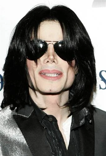 Vàonhững năm cuối đời, Michael Jackson hiếm khi xuất hiện ở nơi công cộng mà thiếu khẩu trang để che đi gương mặt. Tuy nhiên, một số bức ảnh chụp được cho thấy gương mặt ông hốc hác, gò má hóp vào và cằm biến dạng. Jackson-15-7804-1403669511.jpg