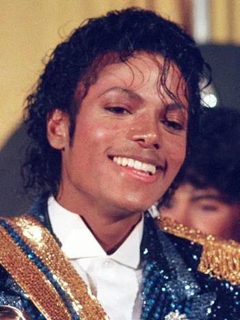 Vào năm 1979, Michael Jackson bước vào ca phẫu thuật thẩm mỹ đầu tiên trong đời. Anh trải qua ca nâng mũi ở tuổi 21 sau một tai nạn trong buổi tập vũ đạo. Jackson-4-4272-1403669510.jpg