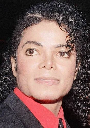 Vào năm 1987, sau khi phát hành album "Bad", khuôn mặt của Michael Jackson bắt đầu thay đổi đáng kể, nhất là ở làn da, cánh mũi mỏng, mí mắt đậm nét và cằm chẻ. Jackson-5-9296-1403669510.jpg