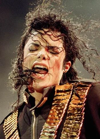 Trong một cuộc phỏng vấn năm 1993 với Oprah Winfrey, Michael Jackson thừa nhận màu da của mình đã thay đổi nhưng không phải do phẫu thuật thẩm mỹ, mà là tác động của bệnh bạch biến. Jackson-7-2343-1403669510.jpg