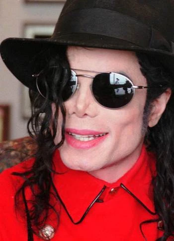Kể từ năm 1995, bề ngoài của Michael Jackson bắt đầu thay đổi đến mức gương mặt không còn như trước. Đôi mắt của "ông hoàng nhạc pop" mở to, góc hàm vuông, đôi môi dày hơn. Bác sĩ Pamela Lipkin cho rằng, Michael Jackson bắt đầu nghiện phẫu thuật thẩm mỹ. Jackson-9-4277-1403669511.jpg