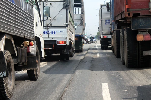 Dù đã được khắc phục nhiều lần nhưng hiện tượng lún mặt đường ở đại lộ Đông - Tây (TP HCM) vẫn chưa được xử lý triệt để. Ảnh:Hữu Công lun-6064-1403691503.jpg
