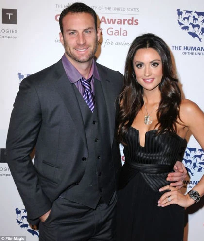 Vợ chồng Katie Cleary ngọt ngào trên thảm đỏ. Ảnh: