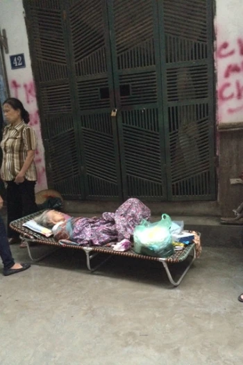Bà Tú nằm ngoài đợi con cháu về mở cửa.Ảnh bạn đọc cung cấp. Ảnh 1, 2, 3: Việc làm của những người con cụ Tú như vậy rất là vô cảm, vô lễ, bạc đãi, vi phạm thuần phong mỹ tục của dân tộc ta, cán bộ Tư pháp phường Phúc Xá Hoàng Ngọc Thanh nói.