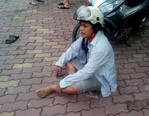 Một trong số các nạn nhân thất thần ngồi bên vỉa hè sau tai nạn bất ngờ. Ảnh:Tuấn Sơn. thathan-9472-1404527314.jpg